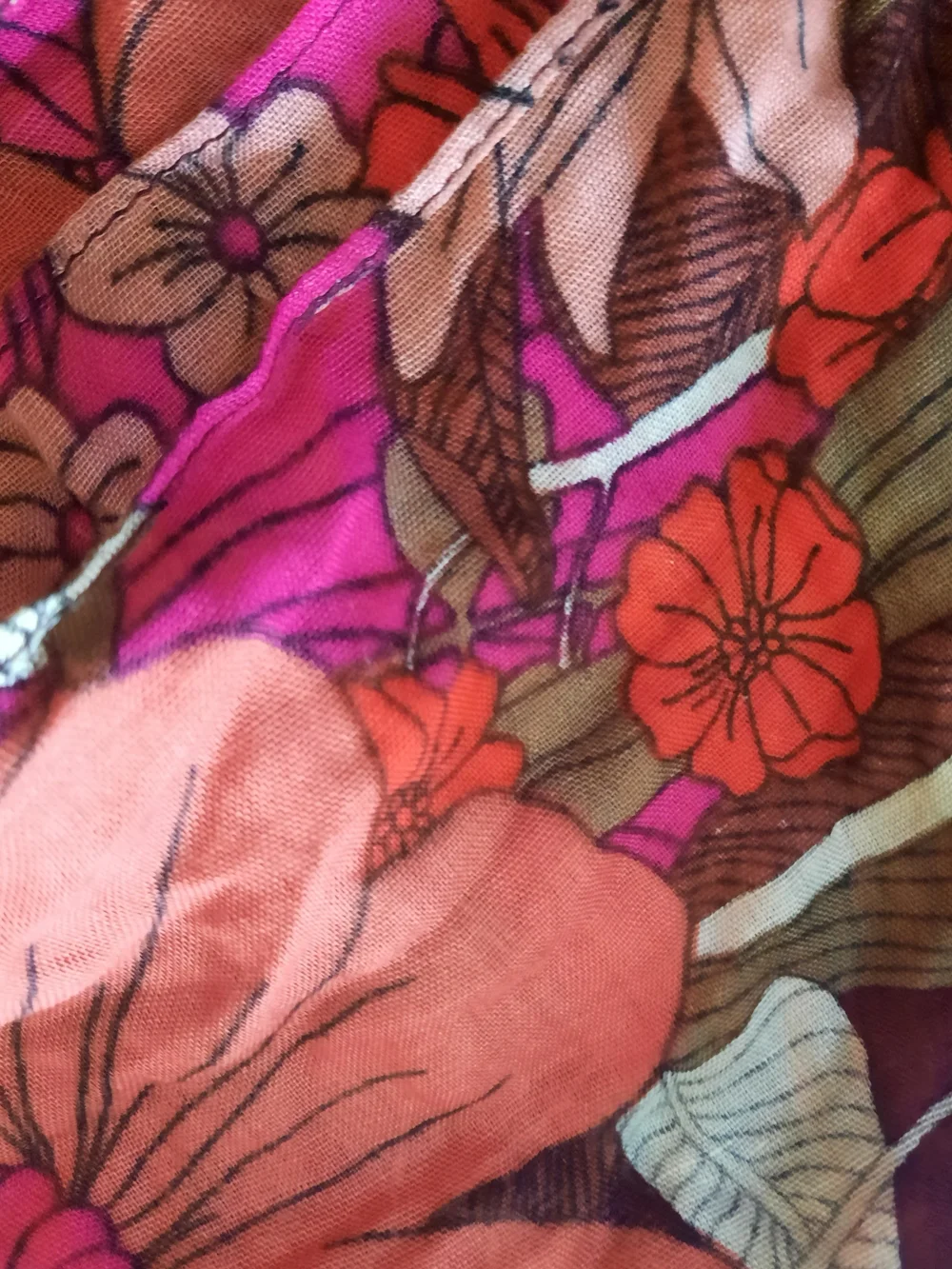 🌷Vivacious⚘️100% Viscose Vera Bradley Scarlet, Fushia & Violet Floral Scarf